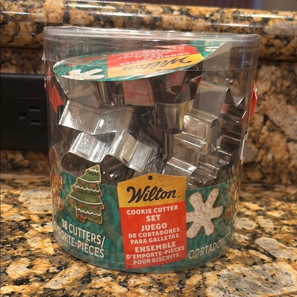 Wilton Christmas Holiday Treat Container - Picture 1 of 2